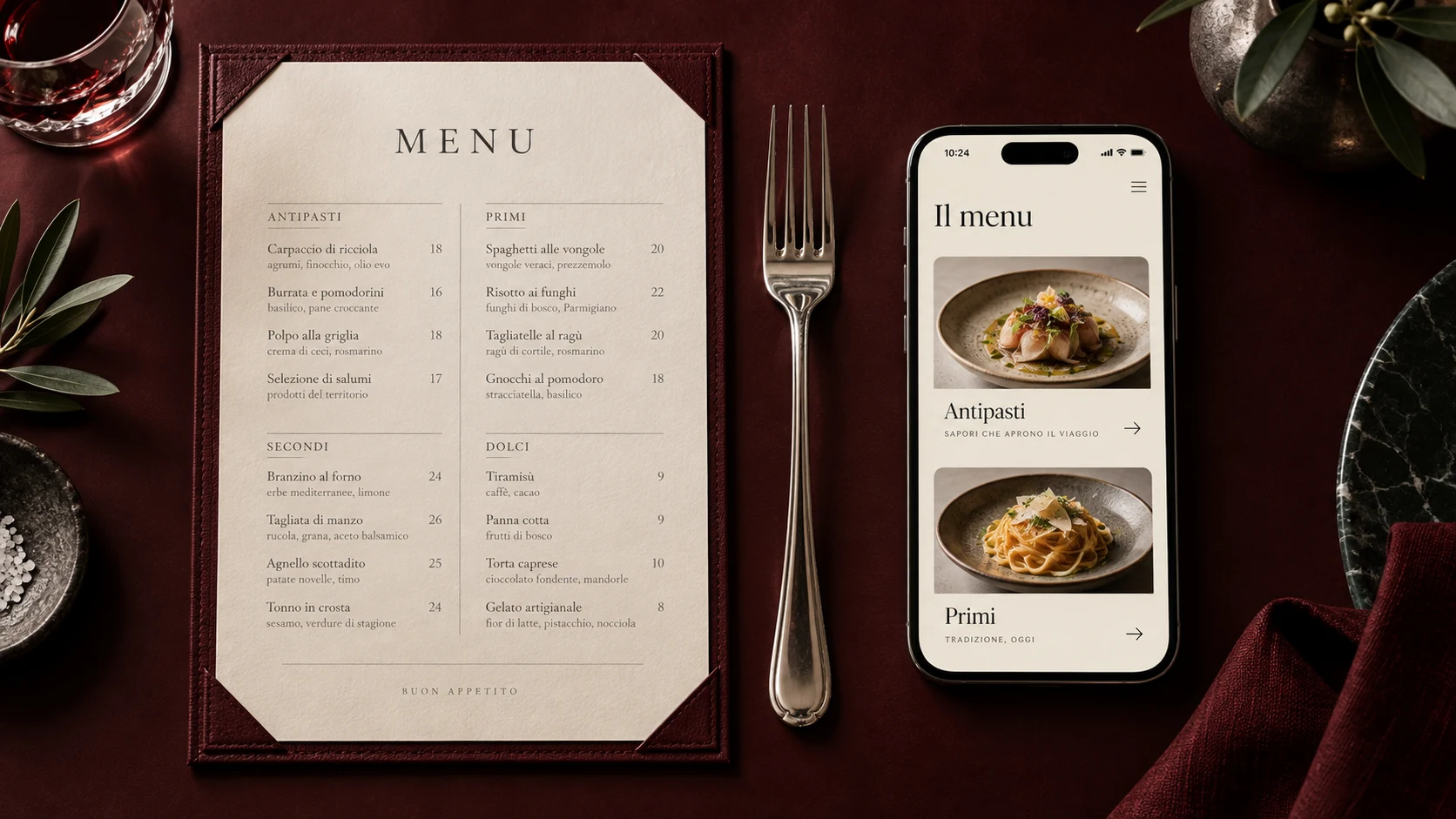 Menu impaginato su carta avorio e menu per smartphone affiancati su un tavolo bordeaux