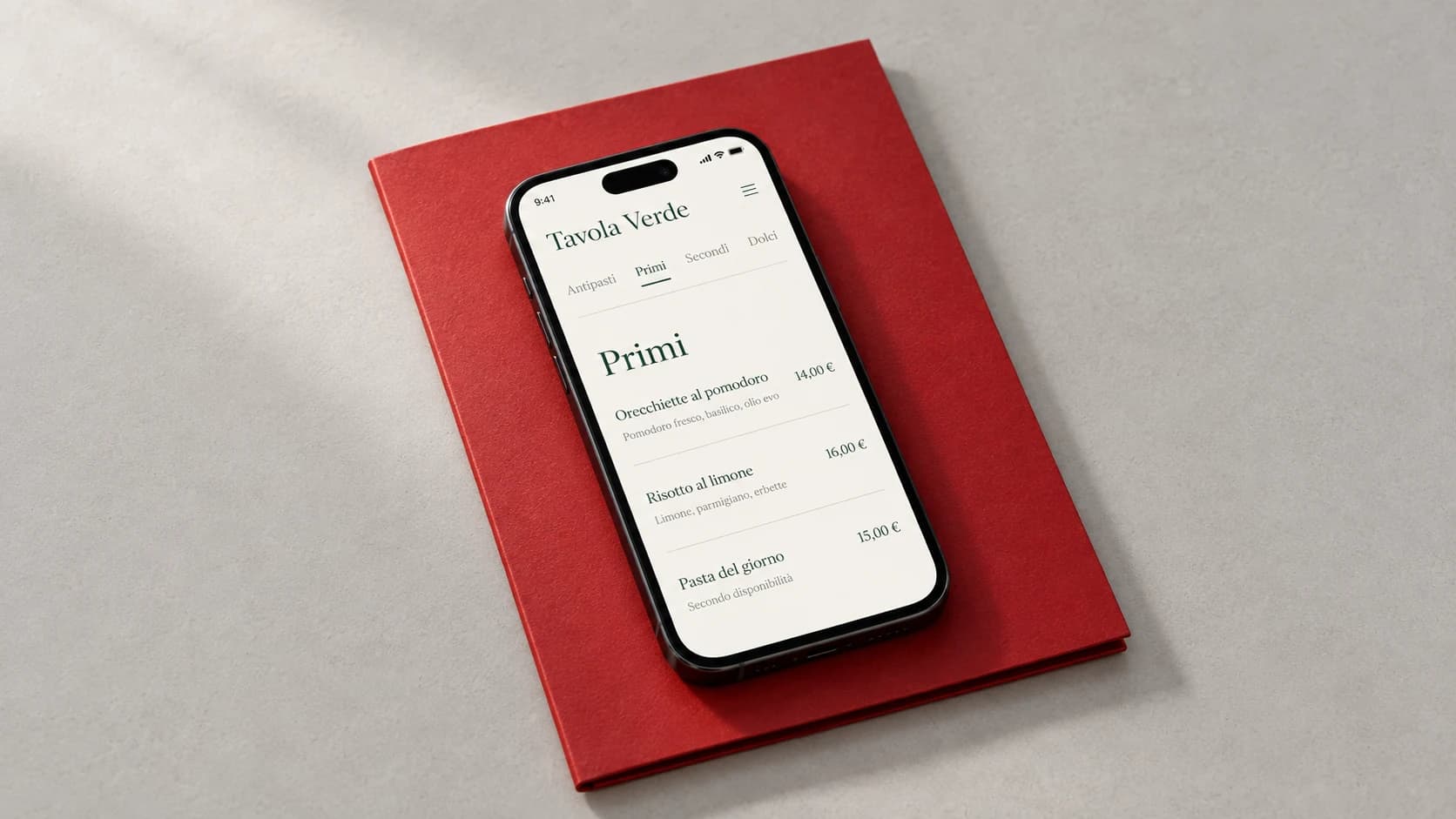 Mockup di un menu su smartphone appoggiato a una cartellina rossa